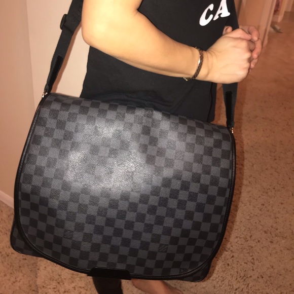 Louis Vuitton - Picture 2 of 6